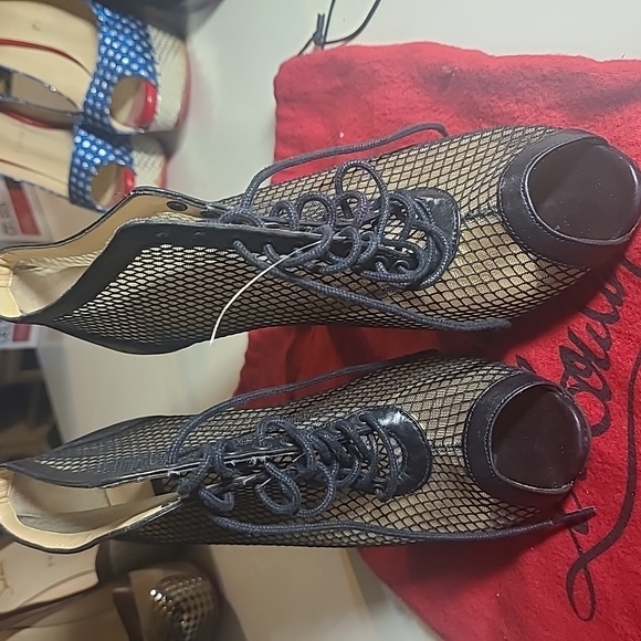 Christian Louboutin - Picture 2 of 8